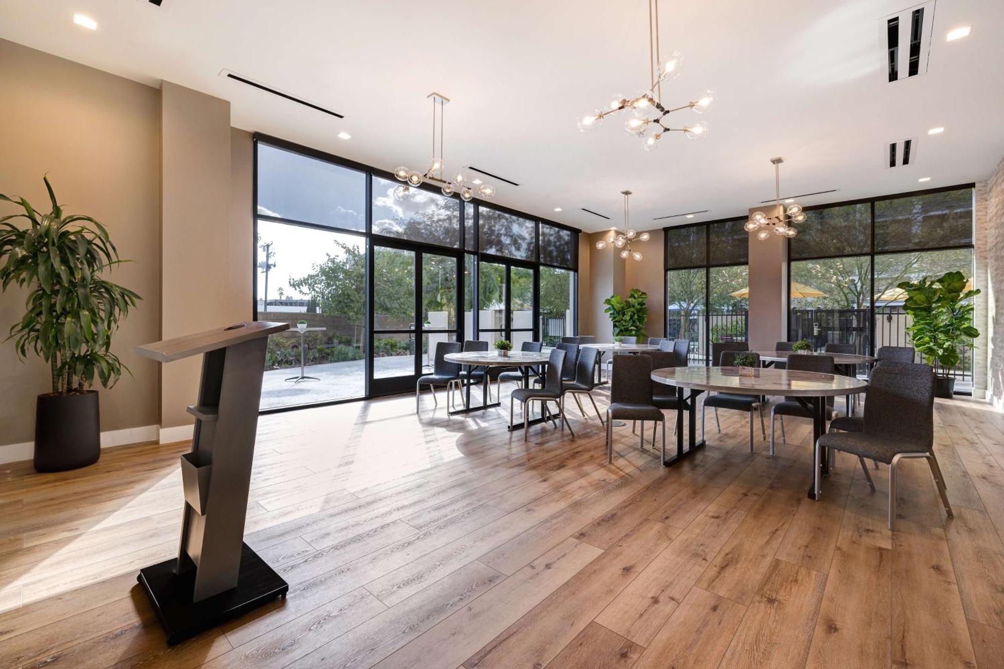 Home2 Suites By Hilton Anaheim Resort Exterior photo